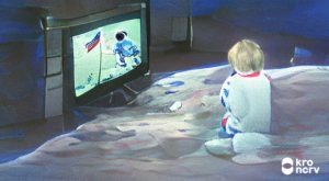 kind kijkt naar de maanlanding
